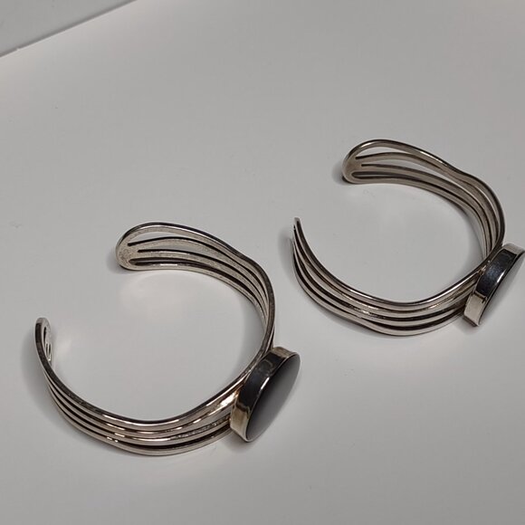 Very Cool Matching Set Of 2 Black And Silver Tone Vintage Cuff Bracelets - Picture 4 of 8